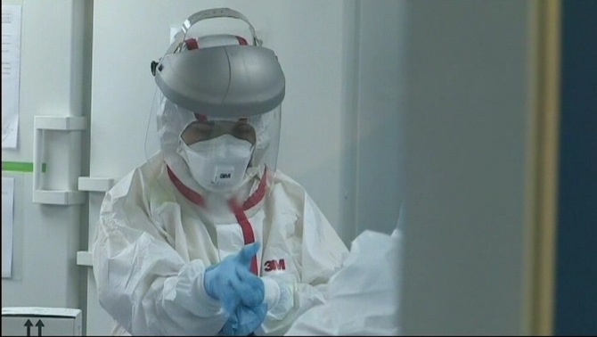 Una infermera preparada davant un possible cas d'Ebola