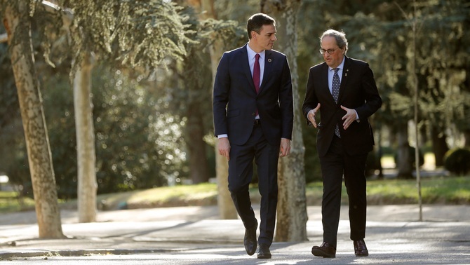 Pedro Sánchez i Quim Torra conversen abans d'entrar a la primera reunió de la taula de diàleg