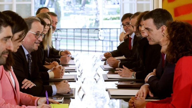 Els assistents a la primera reunió de la taula de diàleg